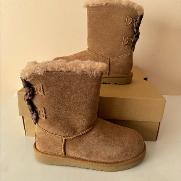 Ugg Bailey Bow II Suede leather chestnut Boot. Size: 3 - Picture 2 of 12